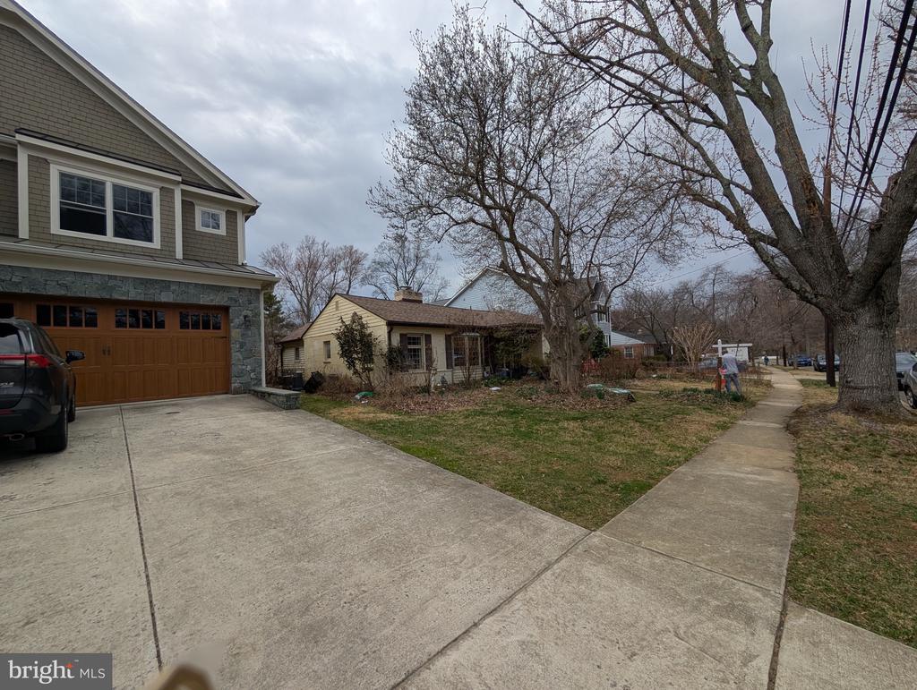 8932 BRADMOOR DRIVE