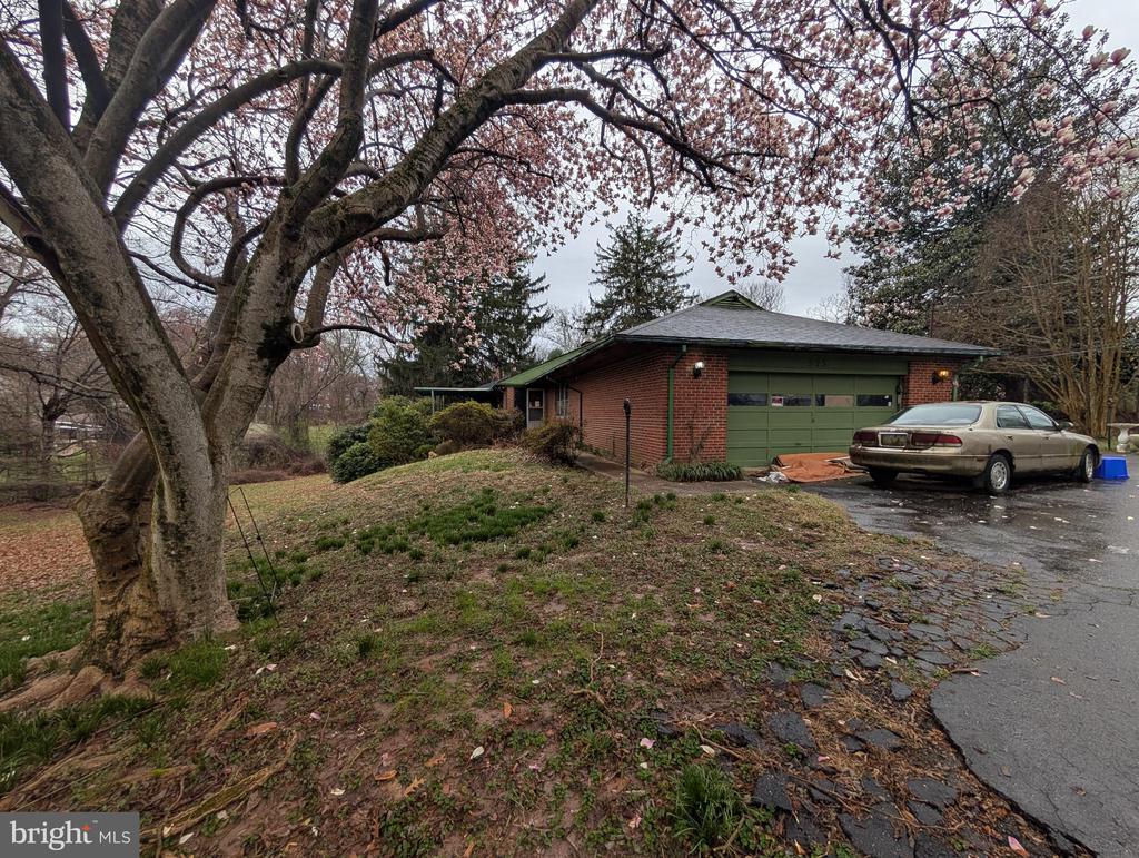 523 COPLEY LANE