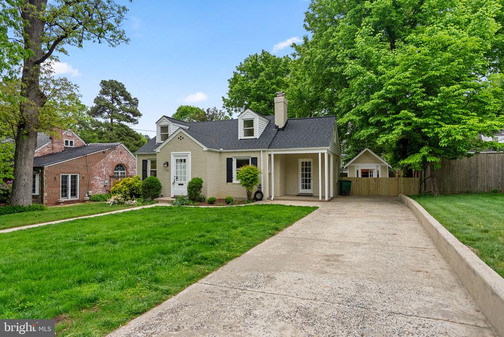 213 LEXINGTON DRIVE