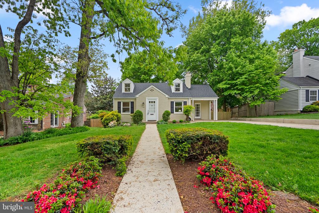213 LEXINGTON DRIVE