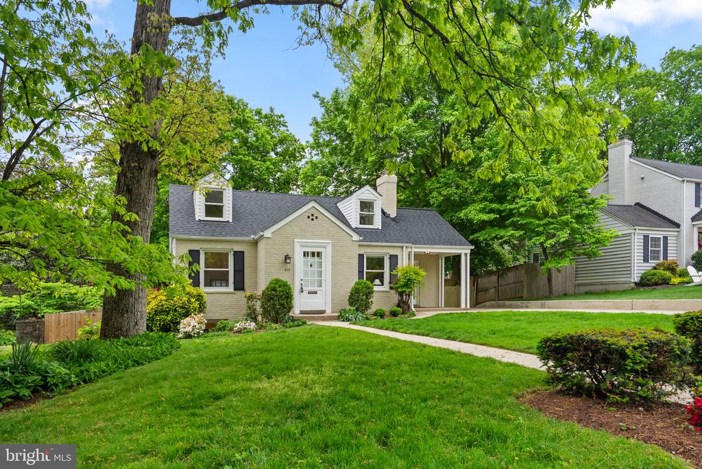 213 LEXINGTON DRIVE
