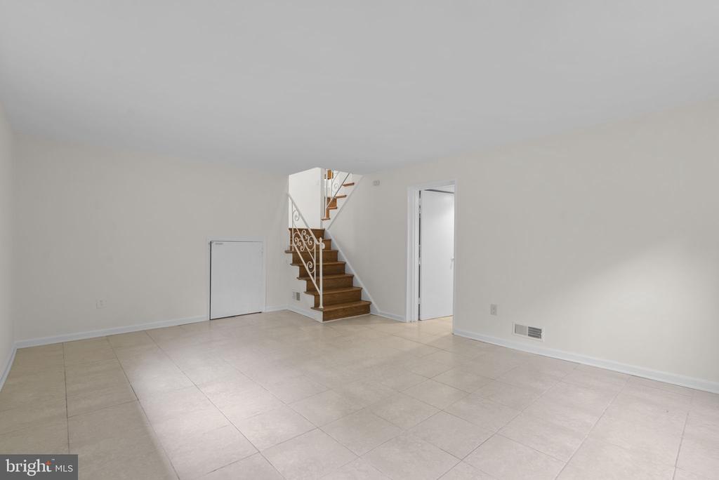 1509 WOODMAN AVENUE