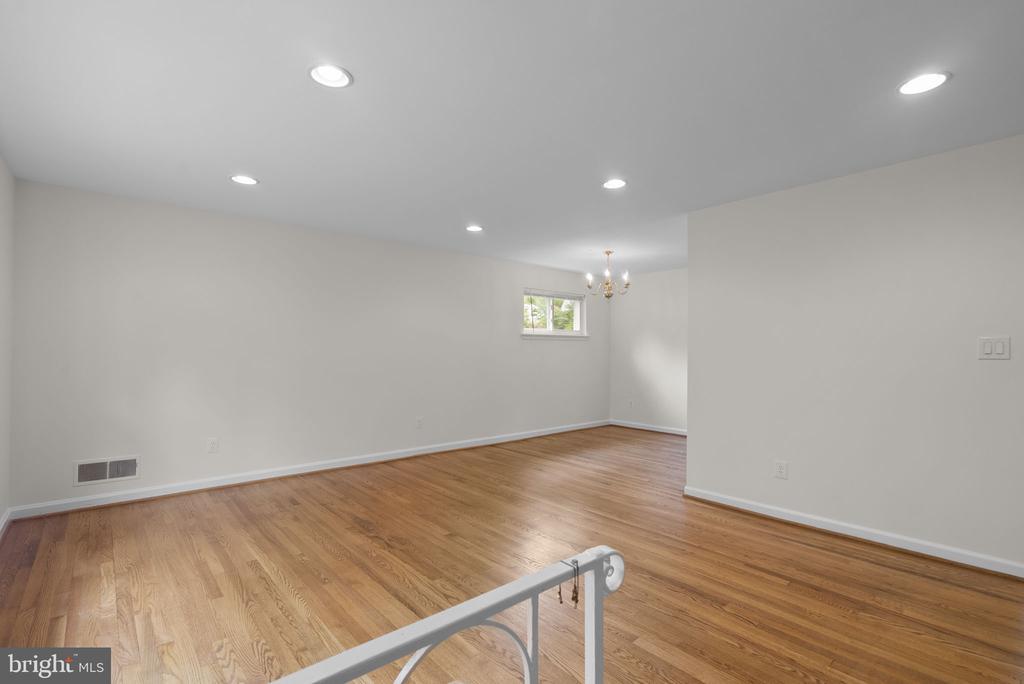 1509 WOODMAN AVENUE