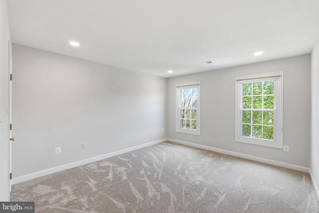 10816 MAPLECREST LANE