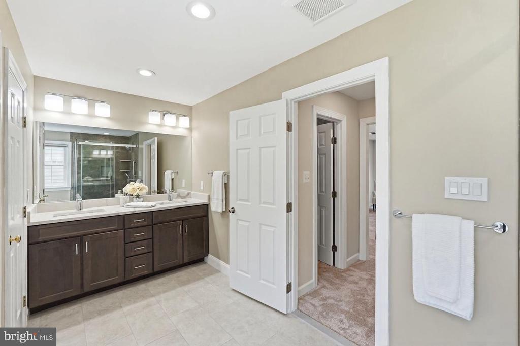 10816 MAPLECREST LANE