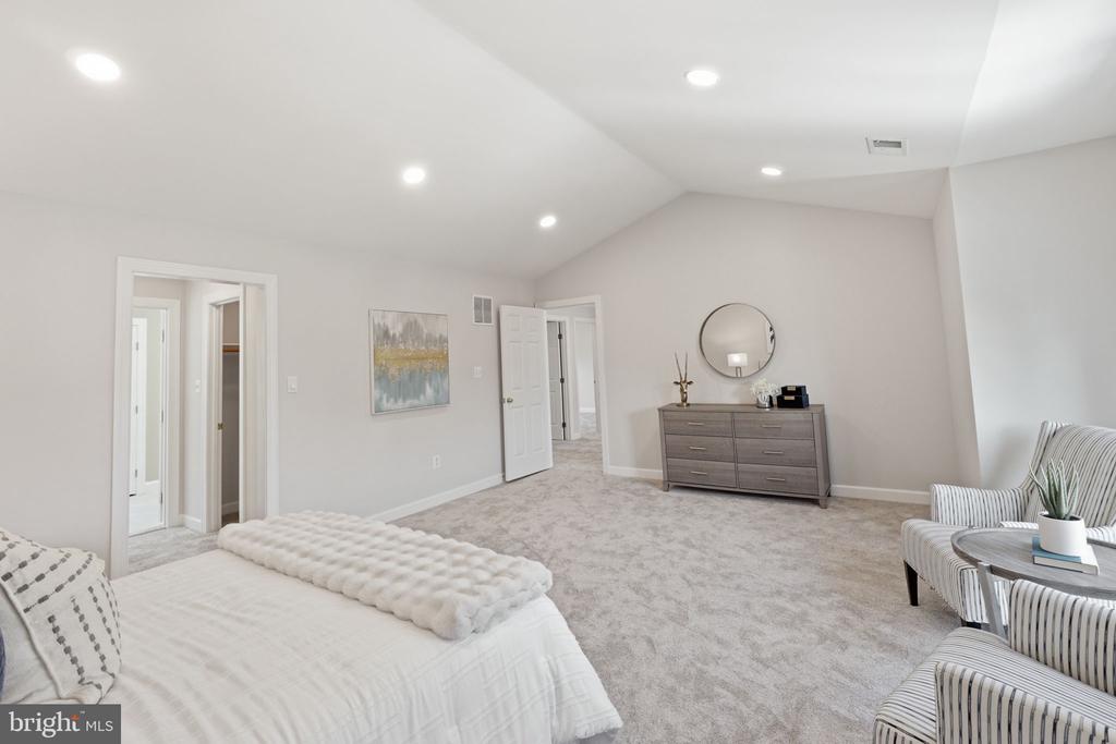 10816 MAPLECREST LANE