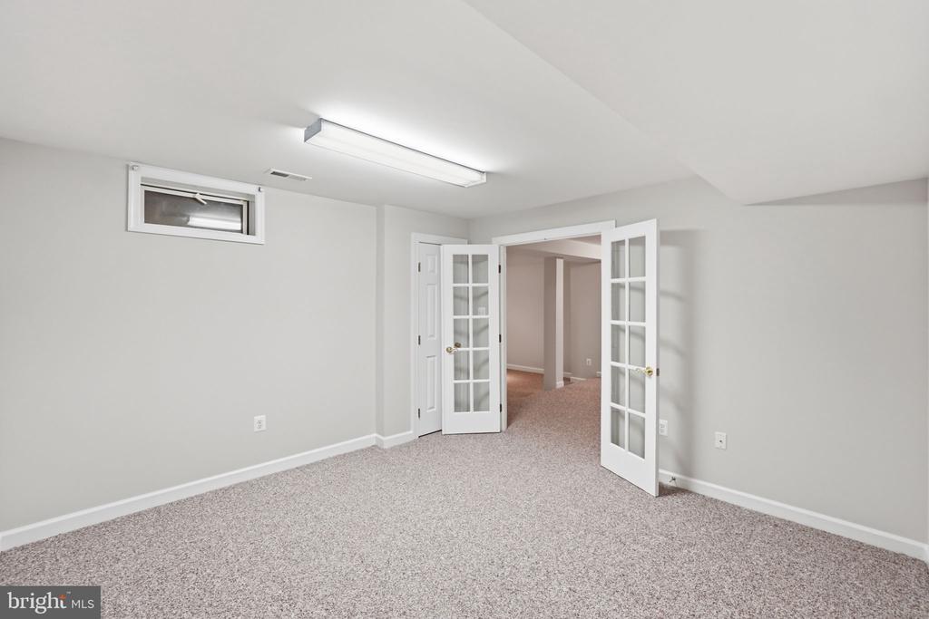 10816 MAPLECREST LANE
