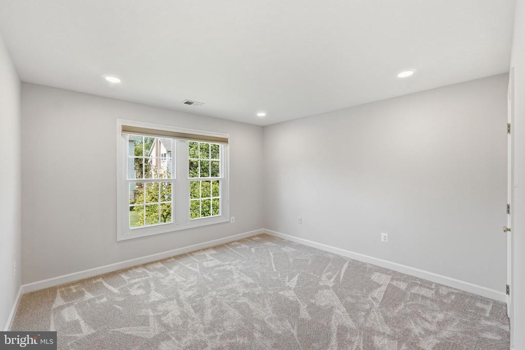 10816 MAPLECREST LANE