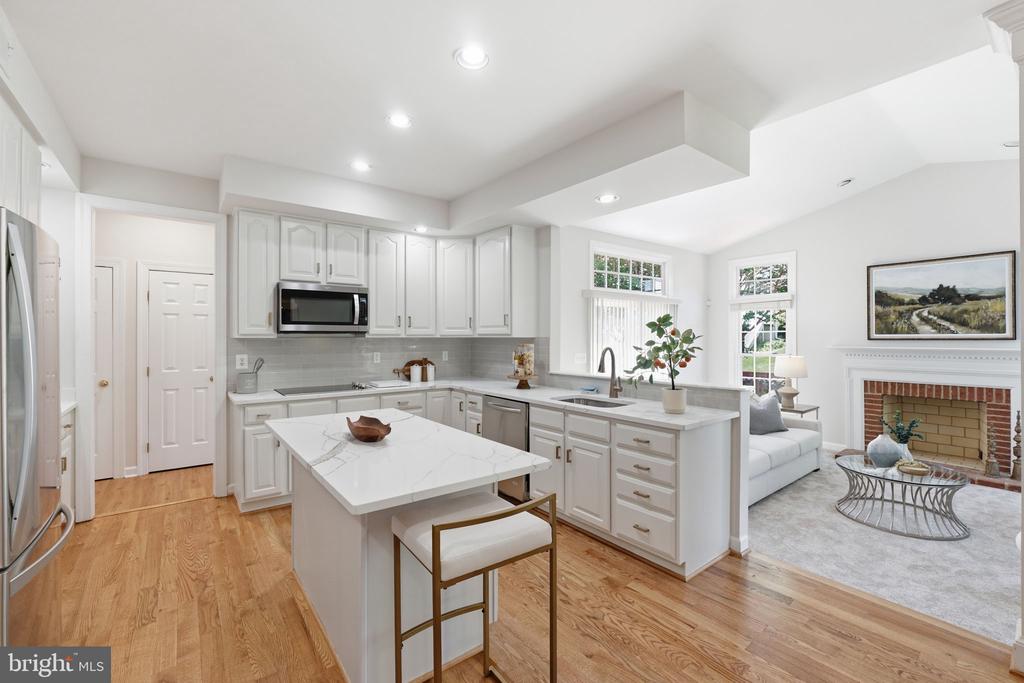 10816 MAPLECREST LANE
