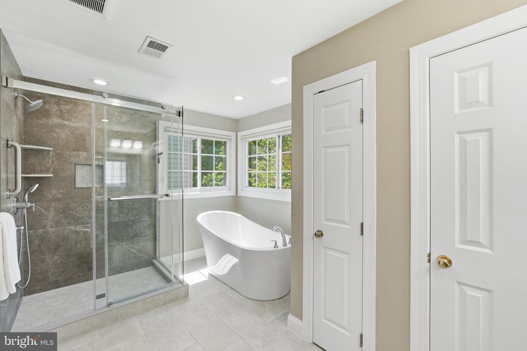 10816 MAPLECREST LANE