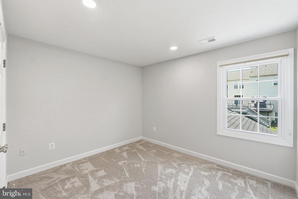 10816 MAPLECREST LANE