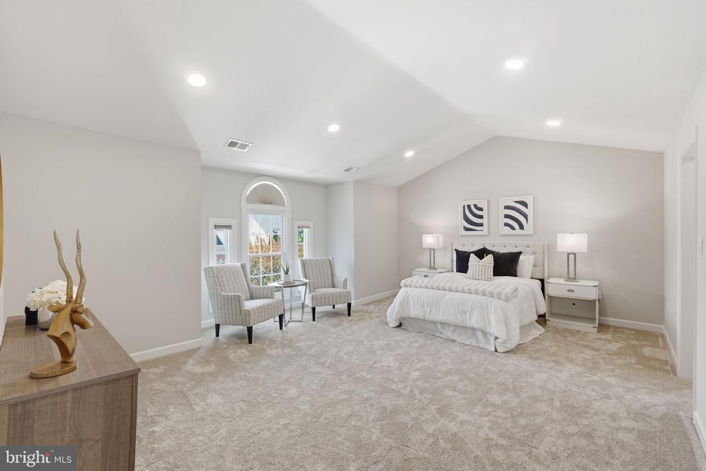 10816 MAPLECREST LANE