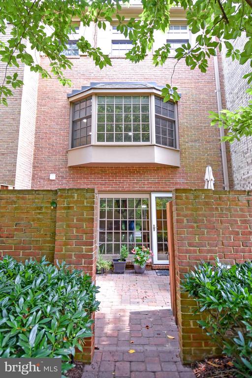 5153 WESTBARD AVENUE Unit: 15