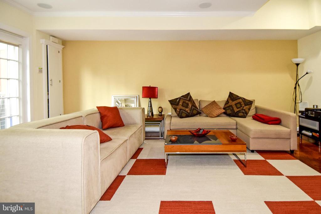 5153 WESTBARD AVENUE Unit: 15