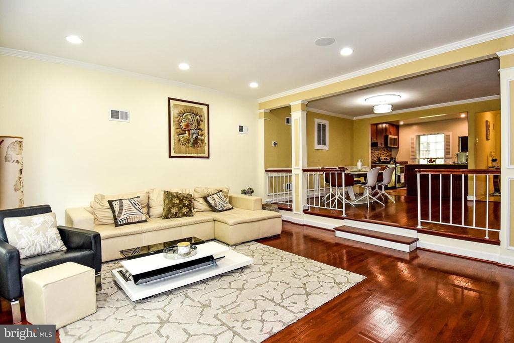 5153 WESTBARD AVENUE Unit: 15