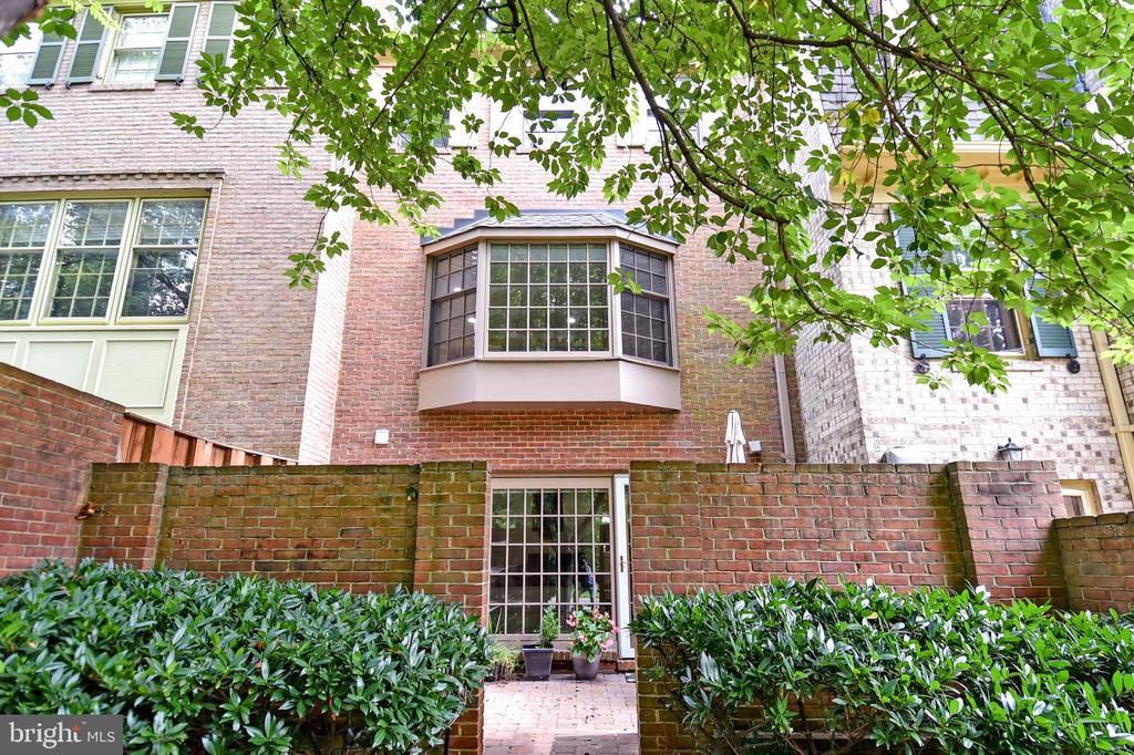 5153 WESTBARD AVENUE Unit: 15
