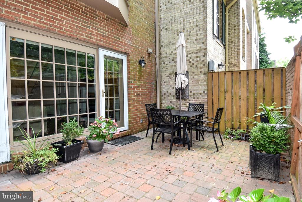 5153 WESTBARD AVENUE Unit: 15