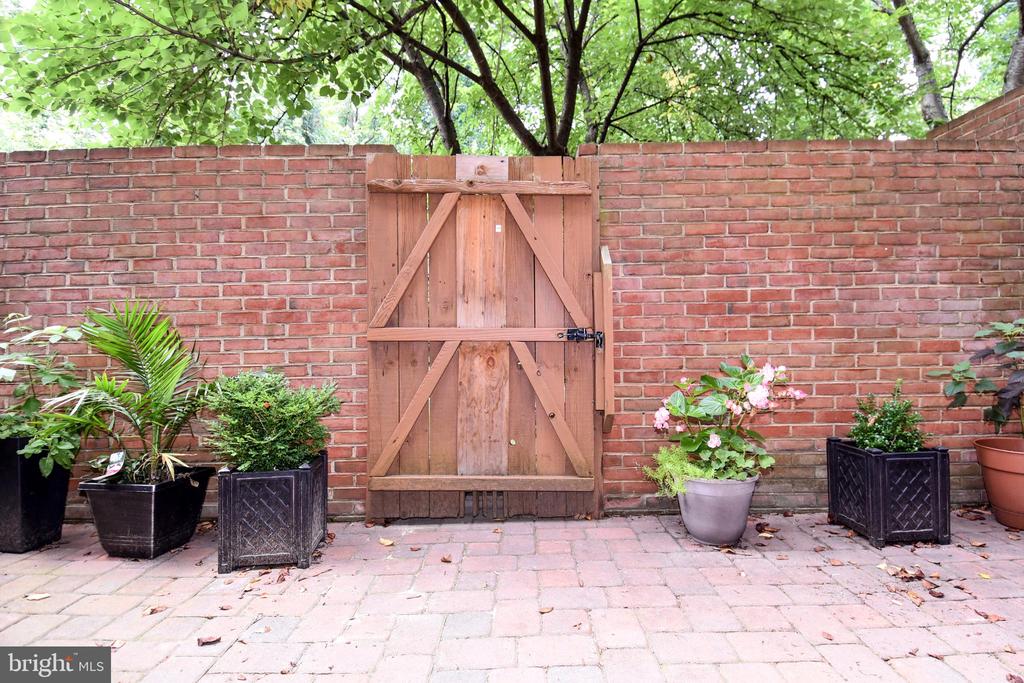 5153 WESTBARD AVENUE Unit: 15