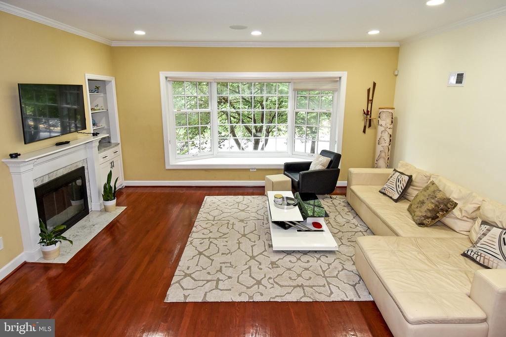 5153 WESTBARD AVENUE Unit: 15