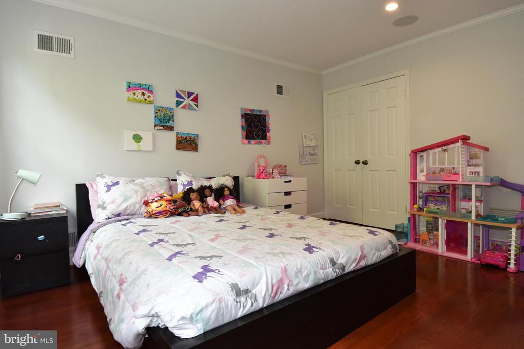 5153 WESTBARD AVENUE Unit: 15