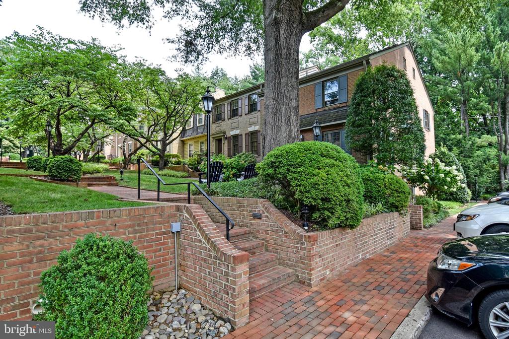 5153 WESTBARD AVENUE Unit: 15