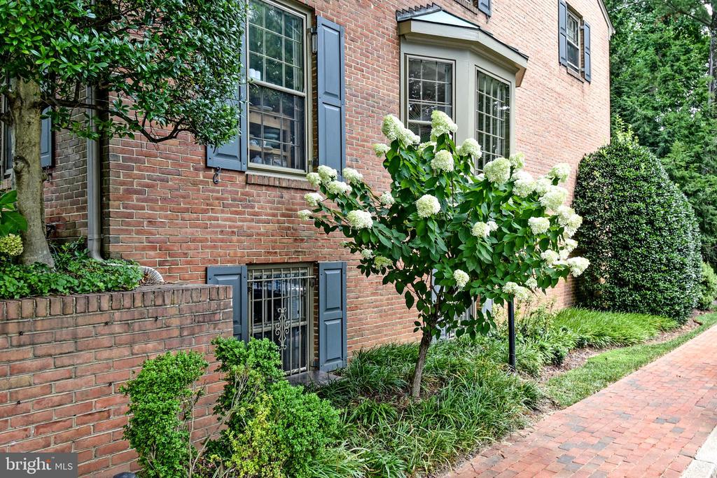 5153 WESTBARD AVENUE Unit: 15