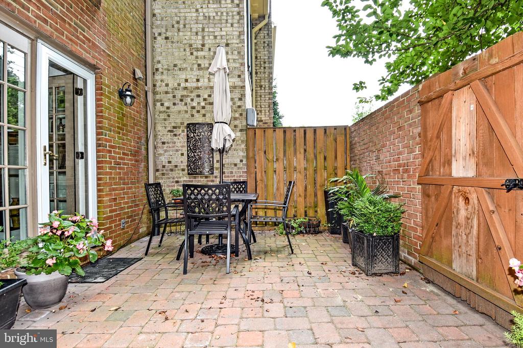5153 WESTBARD AVENUE Unit: 15