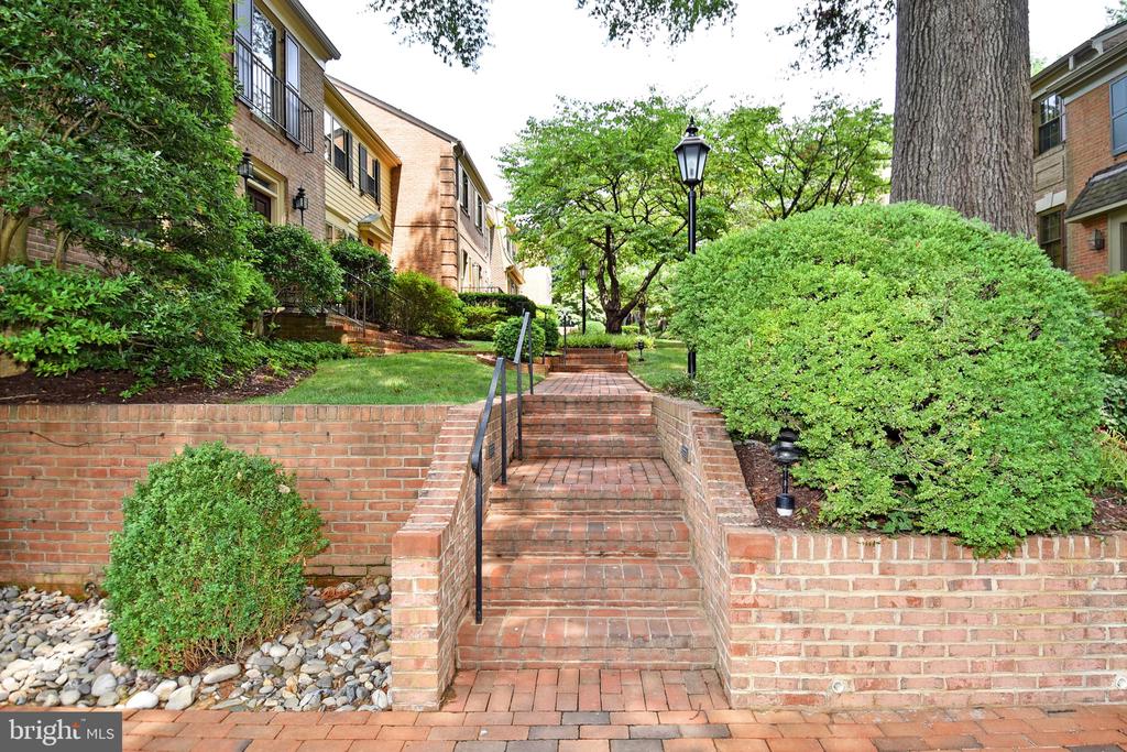 5153 WESTBARD AVENUE Unit: 15