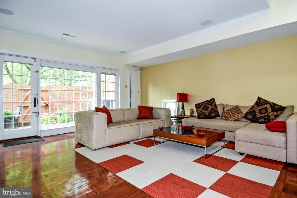 5153 WESTBARD AVENUE Unit: 15