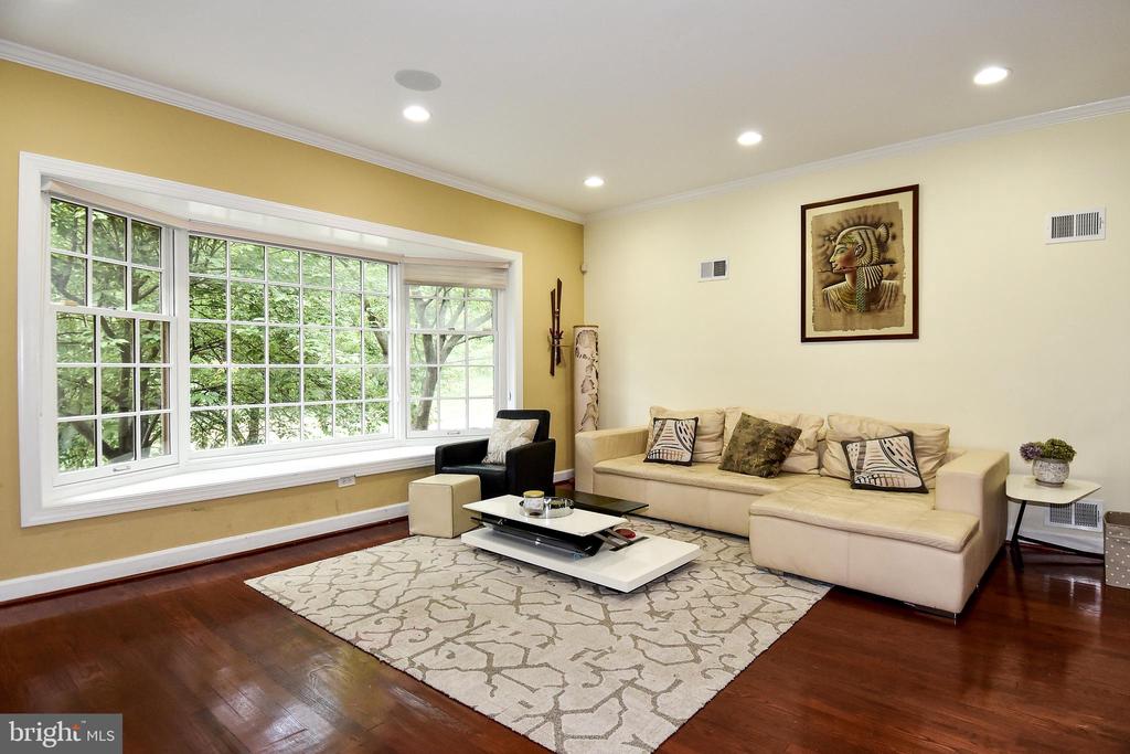5153 WESTBARD AVENUE Unit: 15