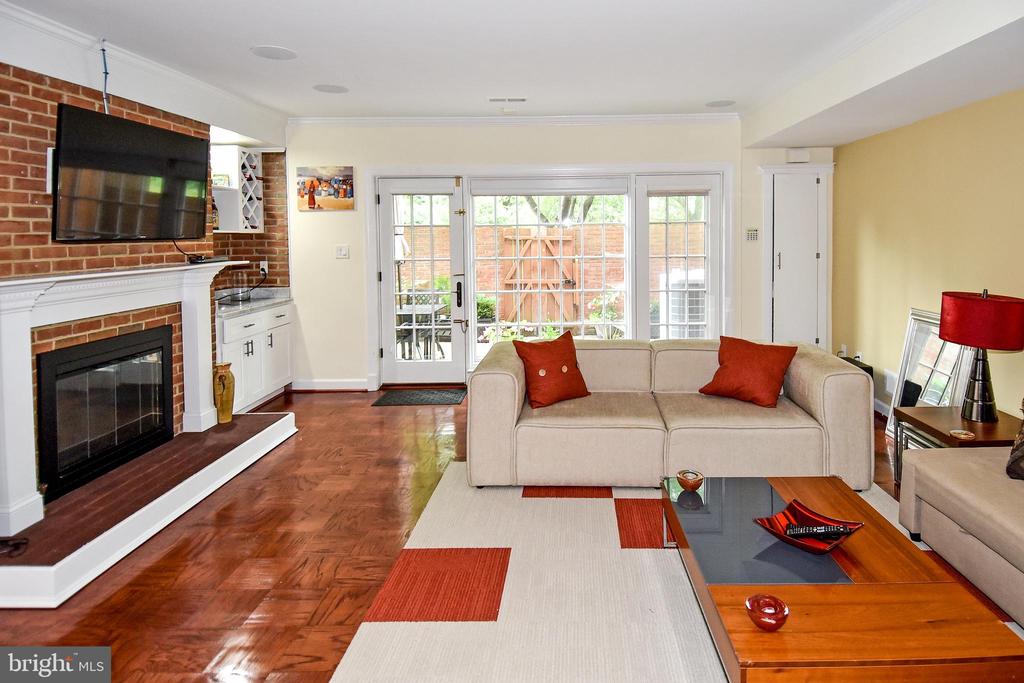 5153 WESTBARD AVENUE Unit: 15