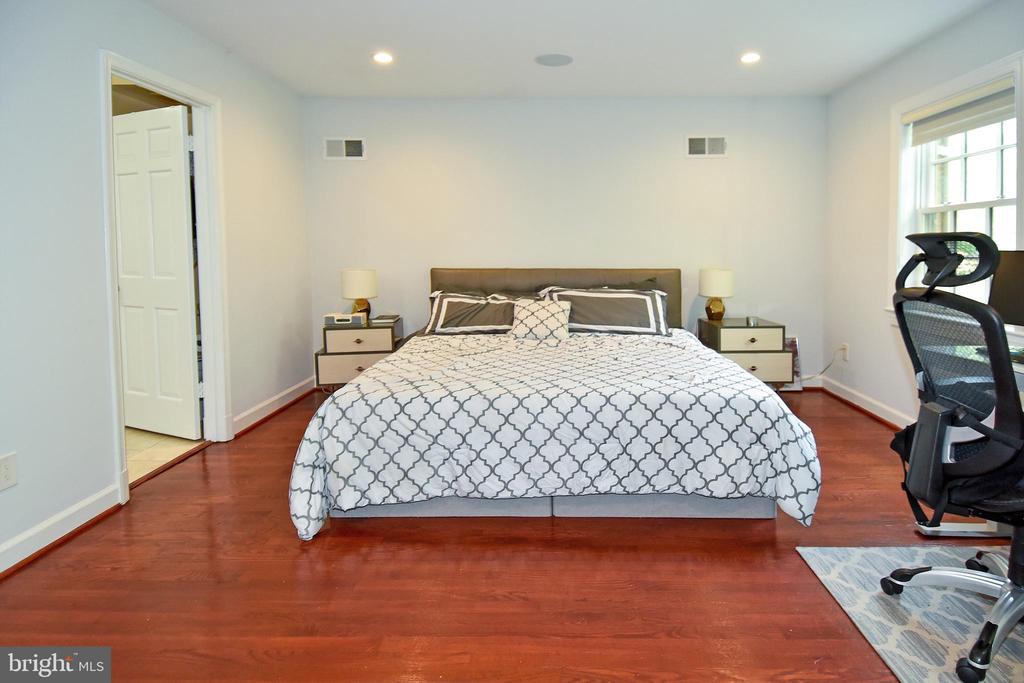 5153 WESTBARD AVENUE Unit: 15