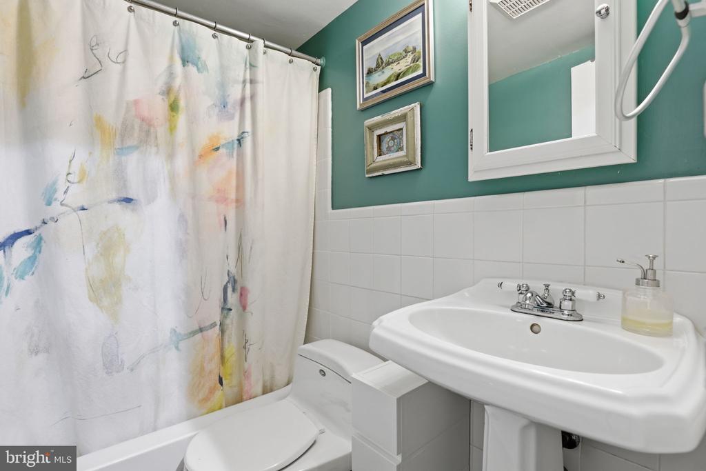 7611 MAPLE AVENUE Unit: 407