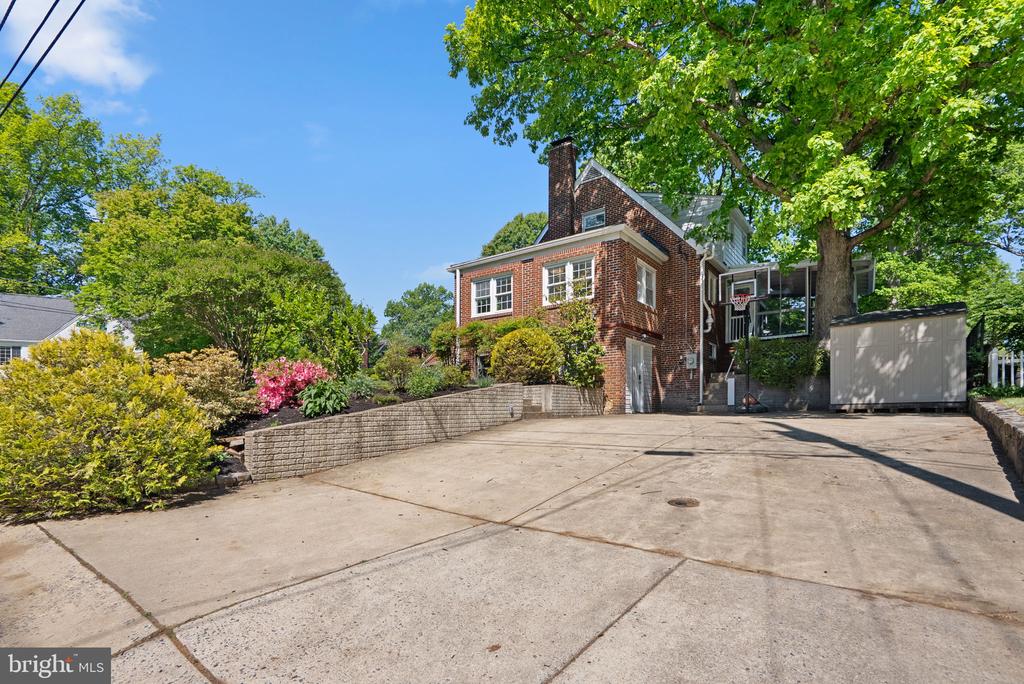 10301 CRESTMOOR DRIVE