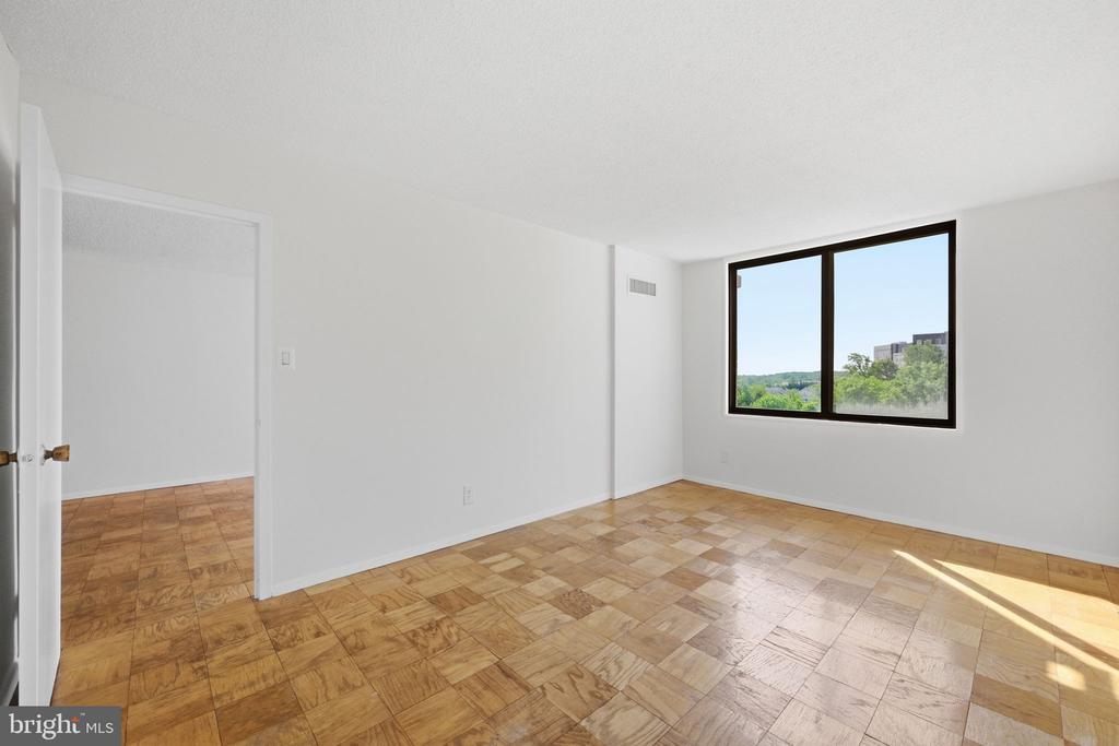 5225 POOKS HILL ROAD Unit: 517N