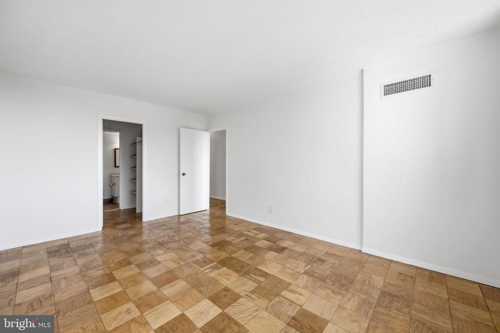 5225 POOKS HILL ROAD Unit: 517N