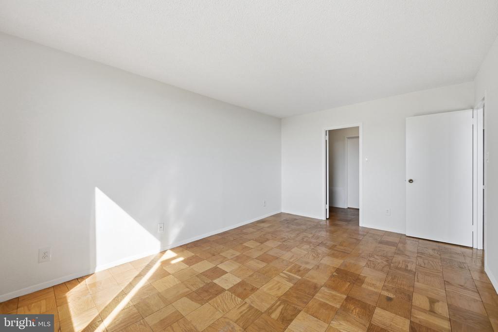 5225 POOKS HILL ROAD Unit: 517N