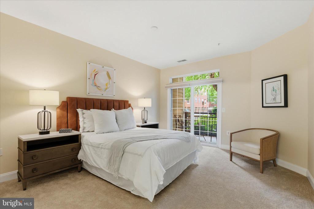 701 FALLSGROVE DRIVE Unit: 102