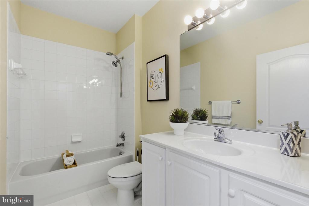 701 FALLSGROVE DRIVE Unit: 102