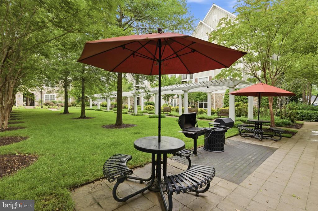 701 FALLSGROVE DRIVE Unit: 102