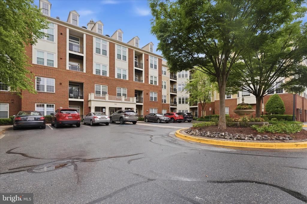 701 FALLSGROVE DRIVE Unit: 102
