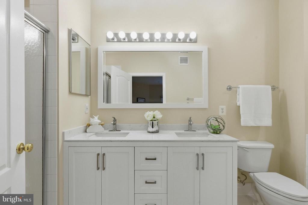 701 FALLSGROVE DRIVE Unit: 102