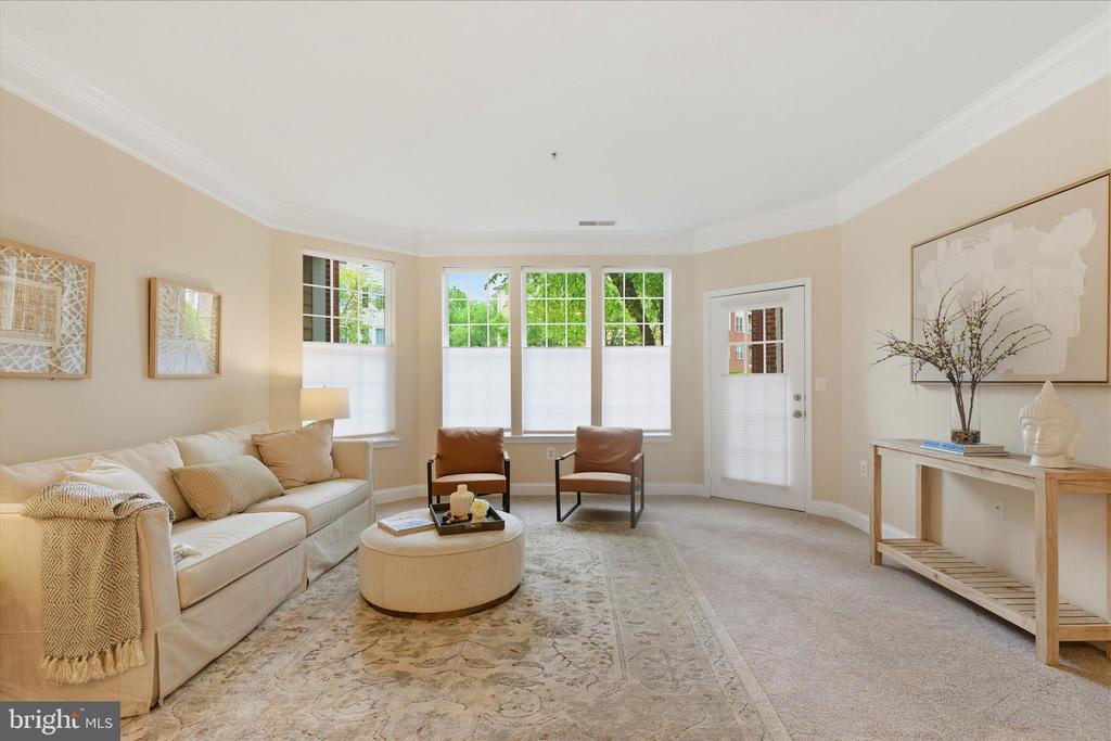 701 FALLSGROVE DRIVE Unit: 102