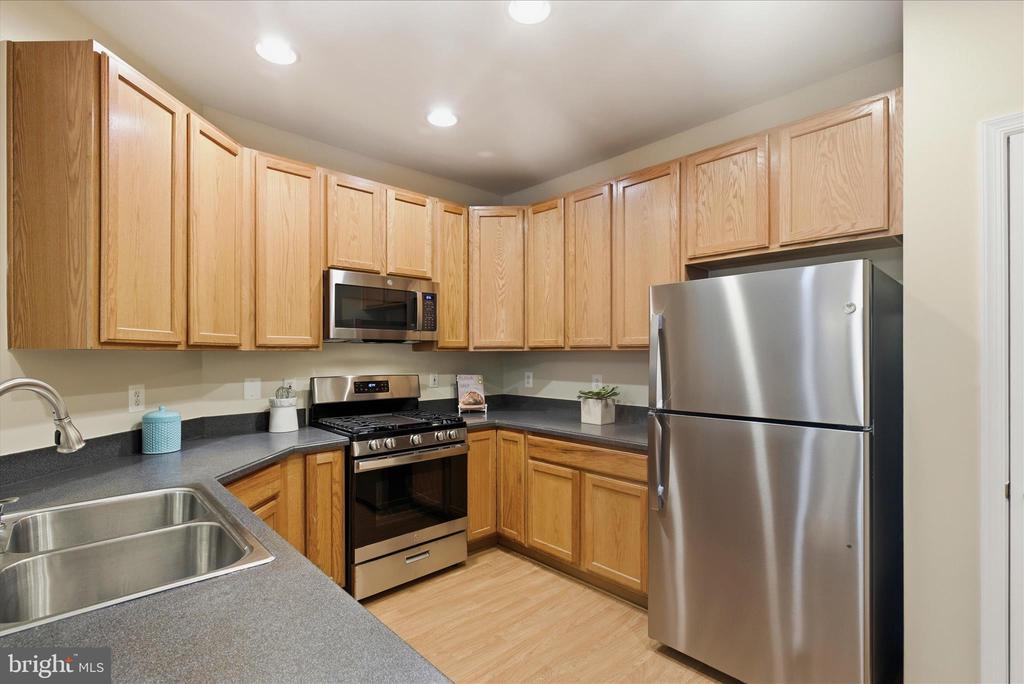 701 FALLSGROVE DRIVE Unit: 102
