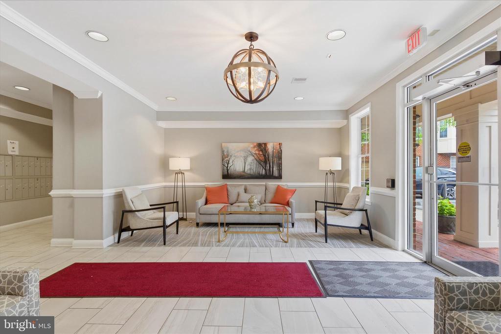 701 FALLSGROVE DRIVE Unit: 102