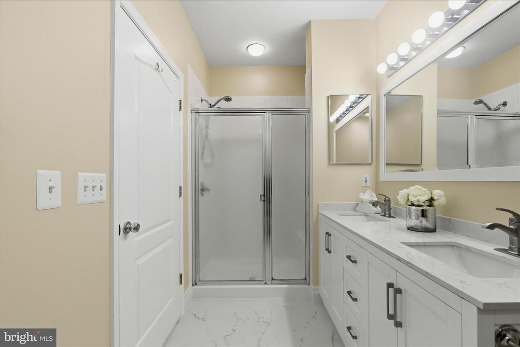 701 FALLSGROVE DRIVE Unit: 102