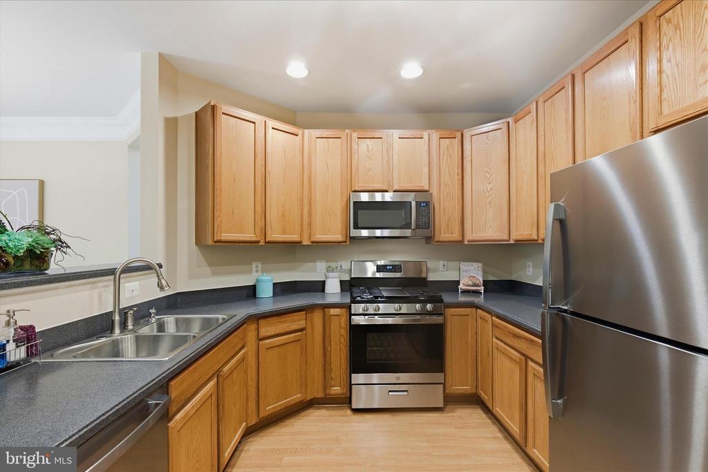 701 FALLSGROVE DRIVE Unit: 102
