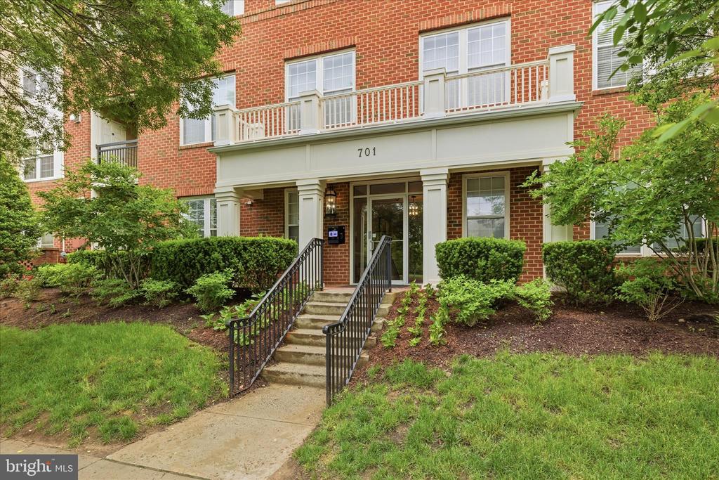701 FALLSGROVE DRIVE Unit: 102
