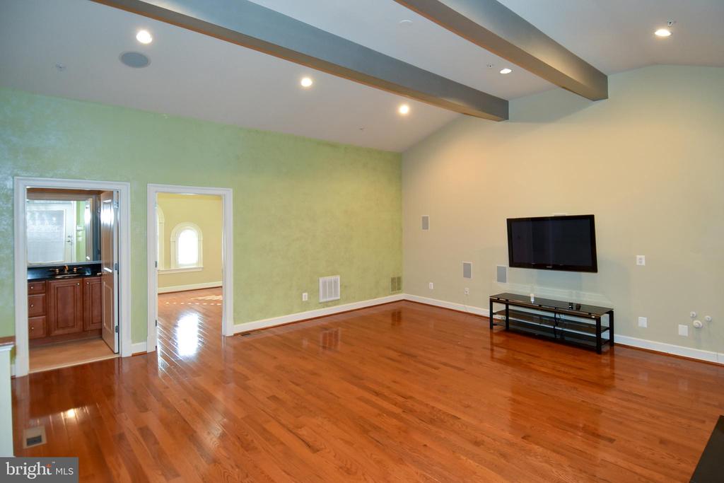 12525 LINDA VIEW LANE