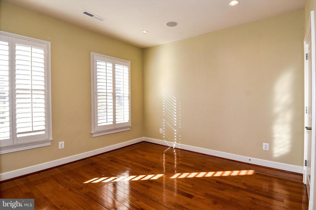 12525 LINDA VIEW LANE